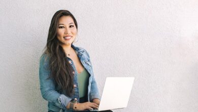 How This Woman Built A Multi-Six Figure Business Teaching Entrepreneurs To Become Successful Speakers