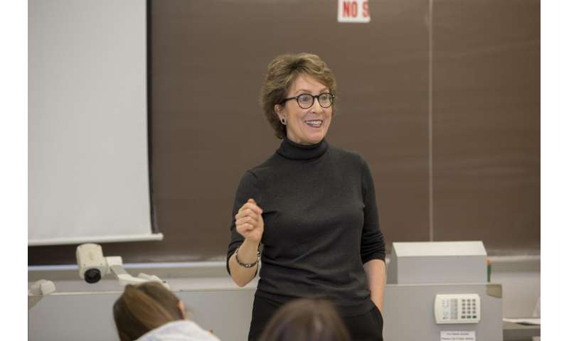 How do good leaders communicate?