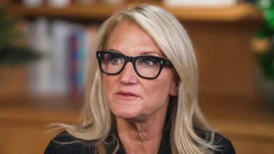 Mel Robbins calls herself the ‘villain’ of her own story and shares lessons from ‘rock bottom’ Mel Robbins calls herself the ‘villain’ of her own story and shares lessons from ‘rock bottom’